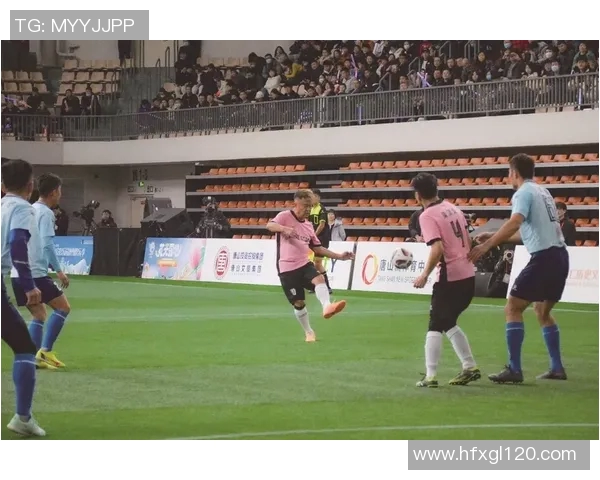 足球明星们的尬舞时刻谁能在场上舞动出精彩瞬间