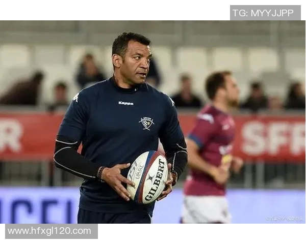 足球明星趣味模仿经典动作引发球迷热议与欢笑