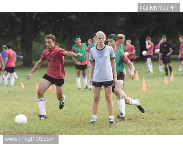 银色头发的足球明星女将展现独特魅力与风采引领时尚潮流